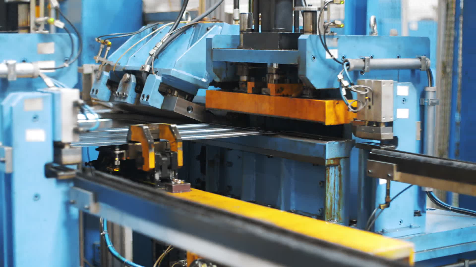 智能驅(qū)動(dòng)，精準(zhǔn)成型 工廠自動(dòng)化設(shè)備賦能洗衣機(jī)金屬零件高效生產(chǎn)